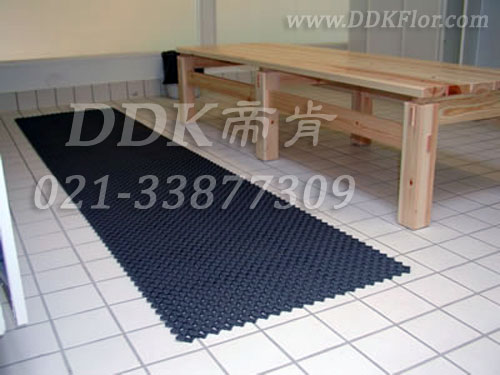 深灰色，浴室更衣間地面安全防滑鋪設(shè)材料樣板圖片,帝肯(DDK)_8200_337效果圖,浴室地磚,浴室地毯,浴室pvc格柵地板,浴室地墊,浴室地板,浴室地板磚,浴室墊,浴室防滑地墊,淋浴房防滑墊,浴池防滑地墊,浴室防滑疏水磚,浴室防滑墊,浴室防滑地磚,桑拿地板