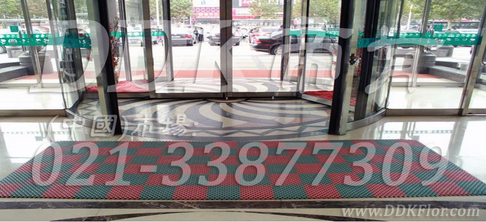 紅綠色，賓館旋轉(zhuǎn)門入口通道地面防滑鋪設(shè)材料樣板圖片,帝肯(DDK)_8200_900效果圖,塑料門墊,塑膠門墊,大門腳墊,模塊拼接式門墊,腳墊門墊,自動門地墊,進門地墊,進門腳墊,透水地墊,門前地墊,門前墊,門廳地毯,門廳地墊 ,門前腳墊,門廳腳墊,門前毯,門口地墊,門口地毯,門口防滑地墊,門口防滑地膠,門口防滑墊,門口腳墊,門口腳踏墊,門墊地墊,門墊,防滑門墊,入口防滑墊,入口防水地墊,出入口地墊