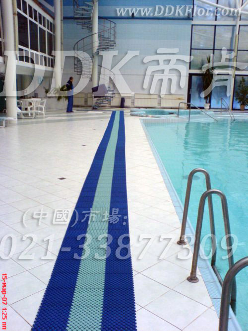 藍(lán)色+綠色泳池岸邊地磚地面防滑地毯鋪設(shè)