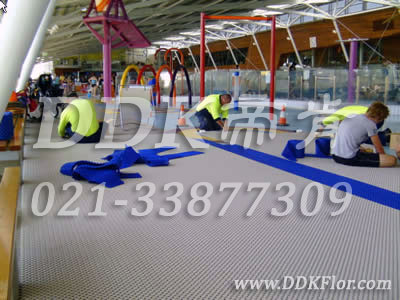 灰色+藍(lán)色_游泳館地面疏水型防滑鋪設(shè)材料