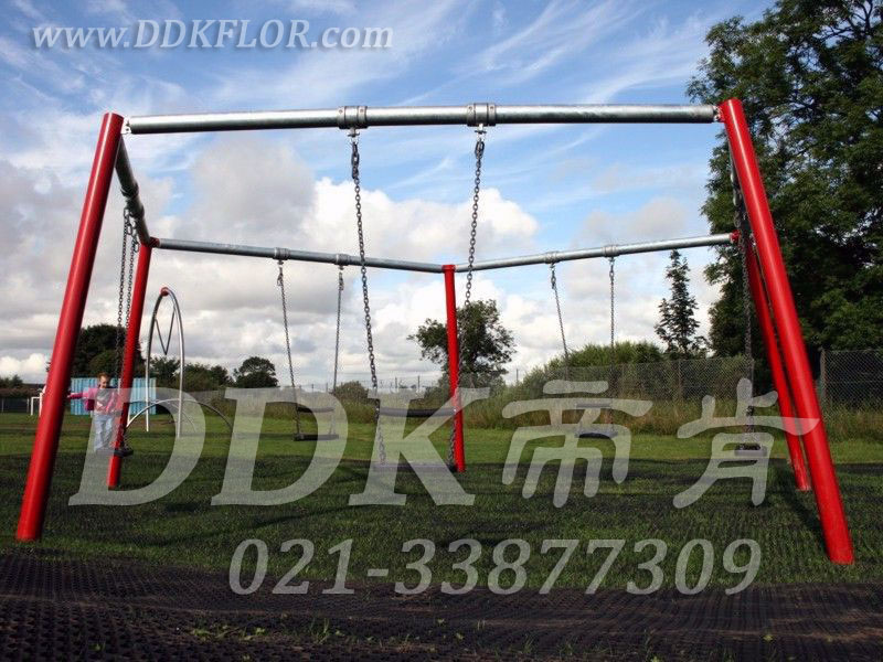 兒童健身游戲秋千區(qū)_草坪地面_黑色鋪裝樣板圖片，帝肯(DDK)_400_222效果圖，草坪保護(hù)墊