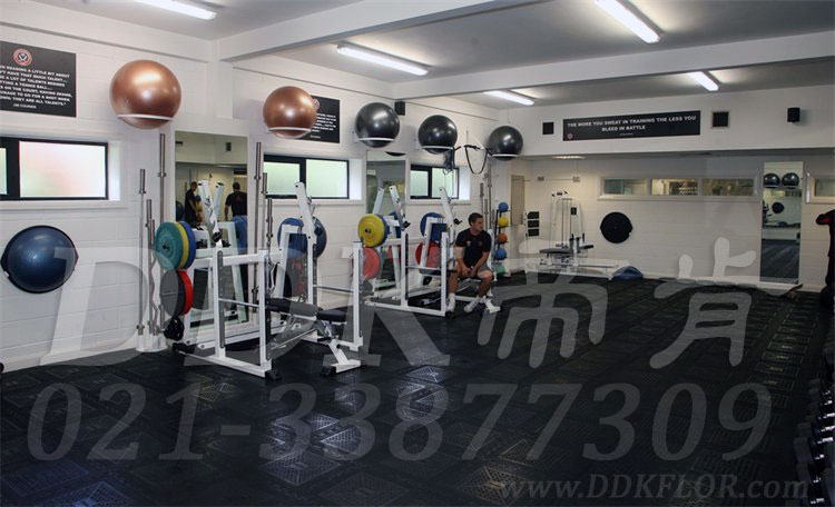 健身房器械力量區(qū)黑色滿鋪樣板圖片，帝肯(DDK)_4600（GB|吉霸）效果圖，健身房地墊,健身房地板,健身房地板膠,健身房地毯,健身房地膠,健身房橡膠地板,健身房防震地墊,自由力量區(qū)地膠