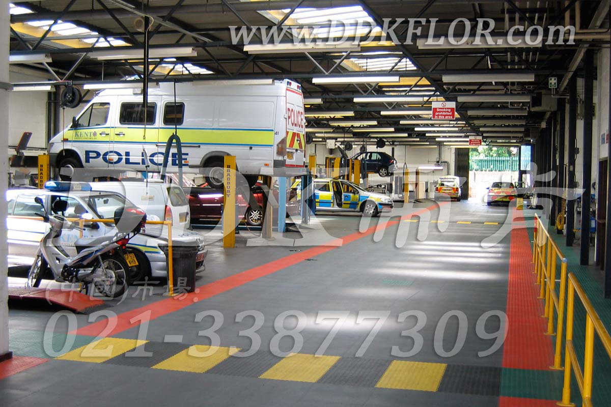 灰色為主+多色分割鋪設(shè)_汽車修理廠地面材料樣板圖片,帝肯(DDK)_2000_9979(工業(yè)廠房車間地面材料)效果圖,維修車間地板,安全通道用地板,工業(yè)pvc地板,pvc工業(yè)地板,工業(yè)地板磚,工業(yè)地板,工業(yè)地板膠,工業(yè)地膠,工業(yè)塑膠地板,工業(yè)橡膠地板,工業(yè)防滑墊,pvc承重地板,耐重壓地板,工廠車間地膠,工廠車間地板革,車間pvc地板,車間塑膠地板,車間用地板膠,車間地板磚,車間地板,車間防砸地板,車間地膠墊,車間地面膠皮,倉(cāng)庫(kù)防潮地膠,倉(cāng)庫(kù)地板,防潮地板,防潮板,塑料拼裝地板,塑料拼接地板,塑料橡膠地毯,塑料地板