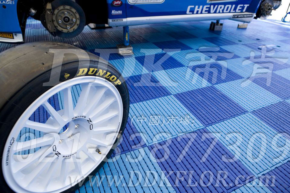 深藍(lán)+淺藍(lán)（4）_雪佛蘭汽車維修車間地板樣板圖片,帝肯(DDK)_7000_9979（維修車間地面材料）效果圖，pe戶外地板,pp防滑墊,塑料拼接地板,塑料拼裝地板,室外拼接地墊,室外鏤空拼裝地板,拼接地板,拼接式地墊,拼裝地墊,拼接式防滑墊,拼裝地板,拼裝地膠,模塊拼接式門墊,PVC拼接地墊,維修車間地板,車展地膠,車庫(kù)地板,車庫(kù)地墊,車庫(kù)地膠,車用防滑墊,車展地板,停車場(chǎng)防滑墊