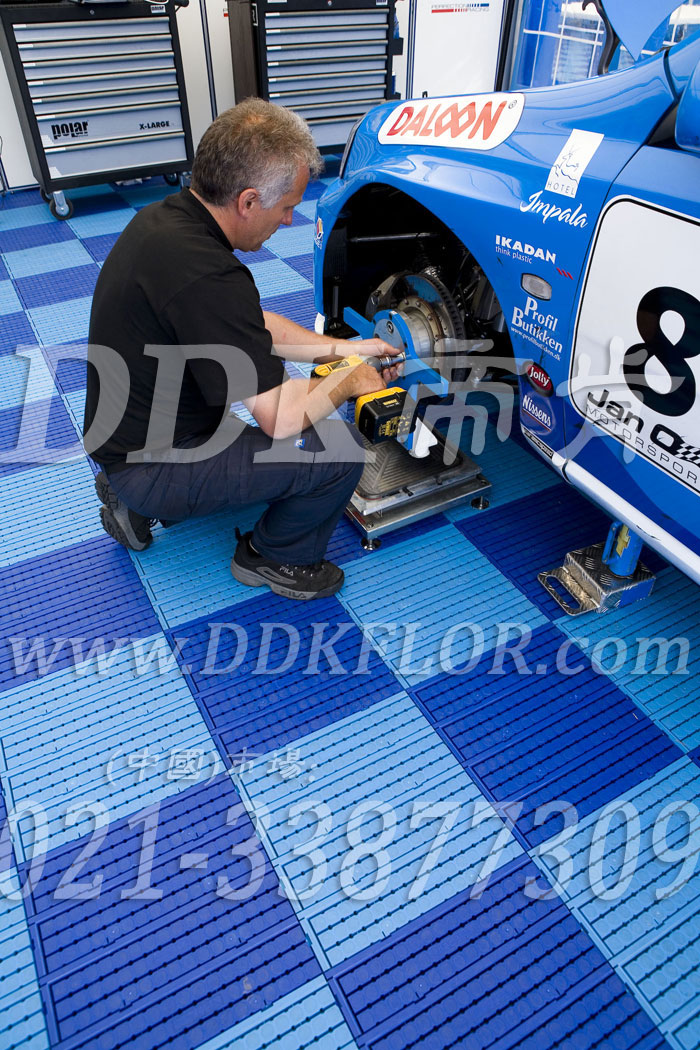 深藍(lán)+淺藍(lán)（5）_雪佛蘭汽車維修車間地板樣板圖片,帝肯(DDK)_7000_9979（維修車間地面材料）效果圖，pe戶外地板,pp防滑墊,塑料拼接地板,塑料拼裝地板,室外拼接地墊,室外鏤空拼裝地板,拼接地板,拼接式地墊,拼裝地墊,拼接式防滑墊,拼裝地板,拼裝地膠,模塊拼接式門墊,PVC拼接地墊,維修車間地板,車展地膠,車庫(kù)地板,車庫(kù)地墊,車庫(kù)地膠,車用防滑墊,車展地板,停車場(chǎng)防滑墊