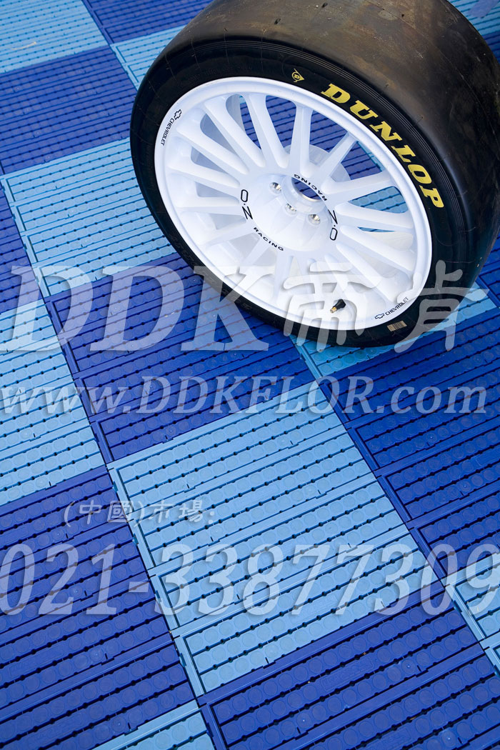 深藍(lán)+淺藍(lán)（8）_雪佛蘭汽車維修車間地板樣板圖片,帝肯(DDK)_7000_9979（維修車間地面材料）效果圖，pe戶外地板,pp防滑墊,塑料拼接地板,塑料拼裝地板,室外拼接地墊,室外鏤空拼裝地板,拼接地板,拼接式地墊,拼裝地墊,拼接式防滑墊,拼裝地板,拼裝地膠,模塊拼接式門墊,PVC拼接地墊,維修車間地板,車展地膠,車庫(kù)地板,車庫(kù)地墊,車庫(kù)地膠,車用防滑墊,車展地板,停車場(chǎng)防滑墊