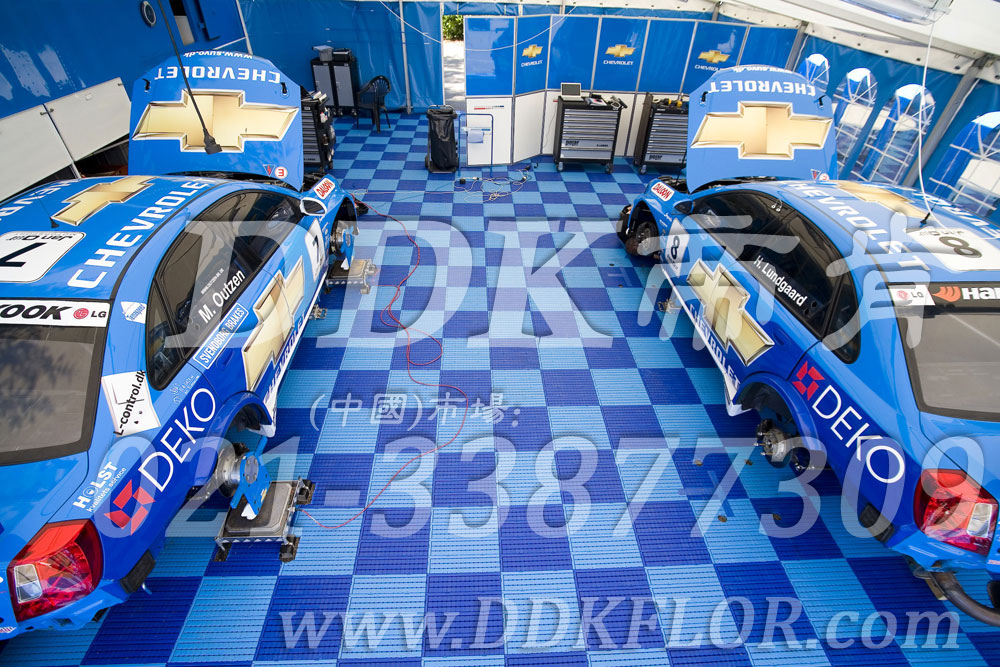 深藍(lán)+淺藍(lán)（9）_雪佛蘭汽車維修車間地板樣板圖片,帝肯(DDK)_7000_9979（維修車間地面材料）效果圖，pe戶外地板,pp防滑墊,塑料拼接地板,塑料拼裝地板,室外拼接地墊,室外鏤空拼裝地板,拼接地板,拼接式地墊,拼裝地墊,拼接式防滑墊,拼裝地板,拼裝地膠,模塊拼接式門墊,PVC拼接地墊,維修車間地板,車展地膠,車庫(kù)地板,車庫(kù)地墊,車庫(kù)地膠,車用防滑墊,車展地板,停車場(chǎng)防滑墊