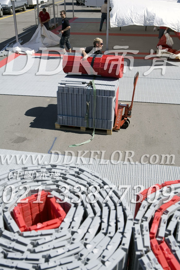 紅+灰（1）_戶外展會(huì)運(yùn)動(dòng)賽事帳篷地面材料樣板圖片,帝肯(DDK)_7000_600（篷房地面材料）效果圖，移動(dòng)篷房用地板,pvc活動(dòng)地板,pe戶外地板,戶外地磚,戶外地板,戶外塑料地板,戶外防滑墊,塑料戶外地板,pvc戶外地板,pvc承重地板,室外地坪,室外地墊,室外地板膠,室外地磚,室外地膠,室外塑料地板,室外塑料地毯,室外塑膠地板,室外拼接地墊,室外橡膠地板,室外環(huán)保地板,室外防滑地墊,室外防滑墊,展會(huì)地板,展會(huì)地膠,展銷會(huì)專用地板,可拼接展會(huì)塑膠地板,會(huì)展地板,展臺(tái)地板,車展地板,車展地膠,塑料拼接地板,塑料拼裝地板,PVC拼接地墊,拼接地板,拼接式地墊,拼裝地墊,拼裝地板,拼裝地膠,室外鏤空拼裝地板,組合式地墊