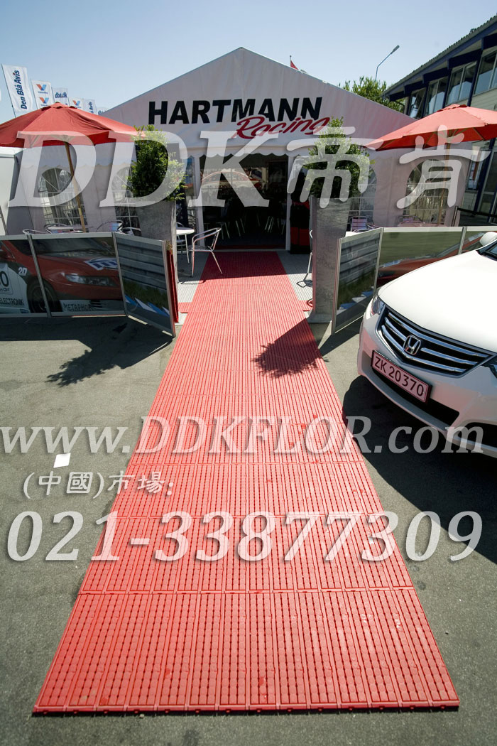 紅+灰（2）_戶外展會(huì)運(yùn)動(dòng)賽事帳篷地面材料樣板圖片,帝肯(DDK)_7000_600（篷房地面材料）效果圖，移動(dòng)篷房用地板,pvc活動(dòng)地板,pe戶外地板,戶外地磚,戶外地板,戶外塑料地板,戶外防滑墊,塑料戶外地板,pvc戶外地板,pvc承重地板,室外地坪,室外地墊,室外地板膠,室外地磚,室外地膠,室外塑料地板,室外塑料地毯,室外塑膠地板,室外拼接地墊,室外橡膠地板,室外環(huán)保地板,室外防滑地墊,室外防滑墊,展會(huì)地板,展會(huì)地膠,展銷會(huì)專用地板,可拼接展會(huì)塑膠地板,會(huì)展地板,展臺(tái)地板,車展地板,車展地膠,塑料拼接地板,塑料拼裝地板,PVC拼接地墊,拼接地板,拼接式地墊,拼裝地墊,拼裝地板,拼裝地膠,室外鏤空拼裝地板,組合式地墊