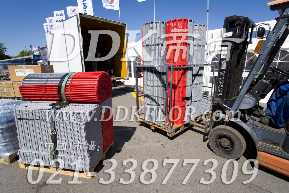 灰+紅（3）_本田汽車維修車間地板材料樣板圖片,帝肯(DDK)_7000_9979（維修車間地面材料）效果圖，移動(dòng)篷房用地板,pe戶外地板,pp防滑墊,塑料拼接地板,塑料拼裝地板,室外拼接地墊,室外鏤空拼裝地板,拼接地板,拼接式地墊,拼裝地墊,拼接式防滑墊,拼裝地板,拼裝地膠,模塊拼接式門墊,PVC拼接地墊,維修車間地板,車展地膠,車庫(kù)地板,車庫(kù)地墊,車庫(kù)地膠,車用防滑墊,車展地板,停車場(chǎng)防滑墊