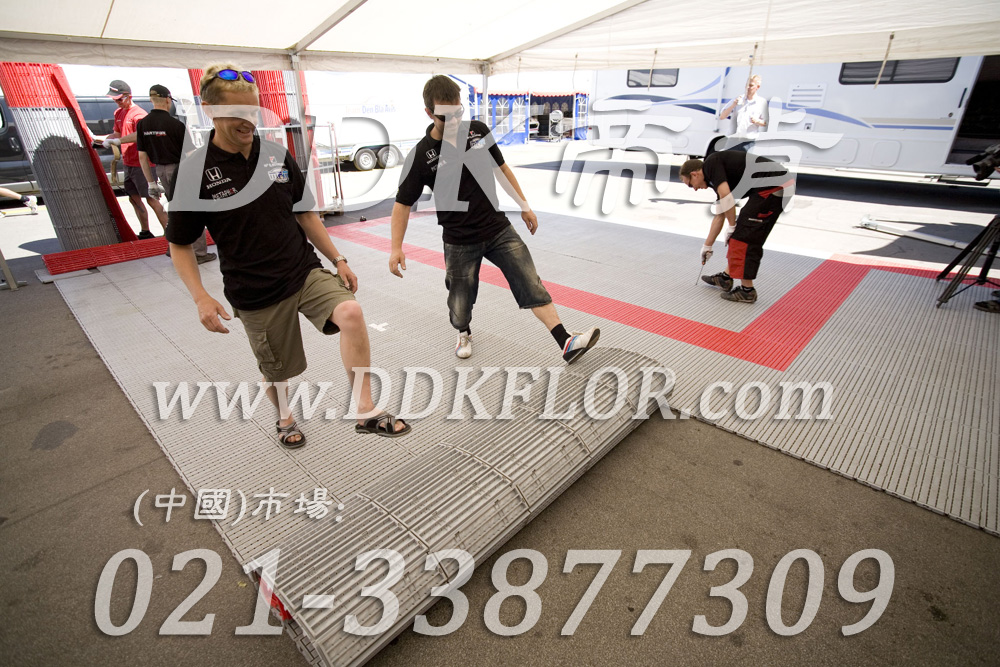 灰+紅（5）_本田汽車維修車間地板材料樣板圖片,帝肯(DDK)_7000_9979（維修車間地面材料）效果圖，移動(dòng)篷房用地板,pe戶外地板,pp防滑墊,塑料拼接地板,塑料拼裝地板,室外拼接地墊,室外鏤空拼裝地板,拼接地板,拼接式地墊,拼裝地墊,拼接式防滑墊,拼裝地板,拼裝地膠,模塊拼接式門墊,PVC拼接地墊,維修車間地板,車展地膠,車庫(kù)地板,車庫(kù)地墊,車庫(kù)地膠,車用防滑墊,車展地板,停車場(chǎng)防滑墊