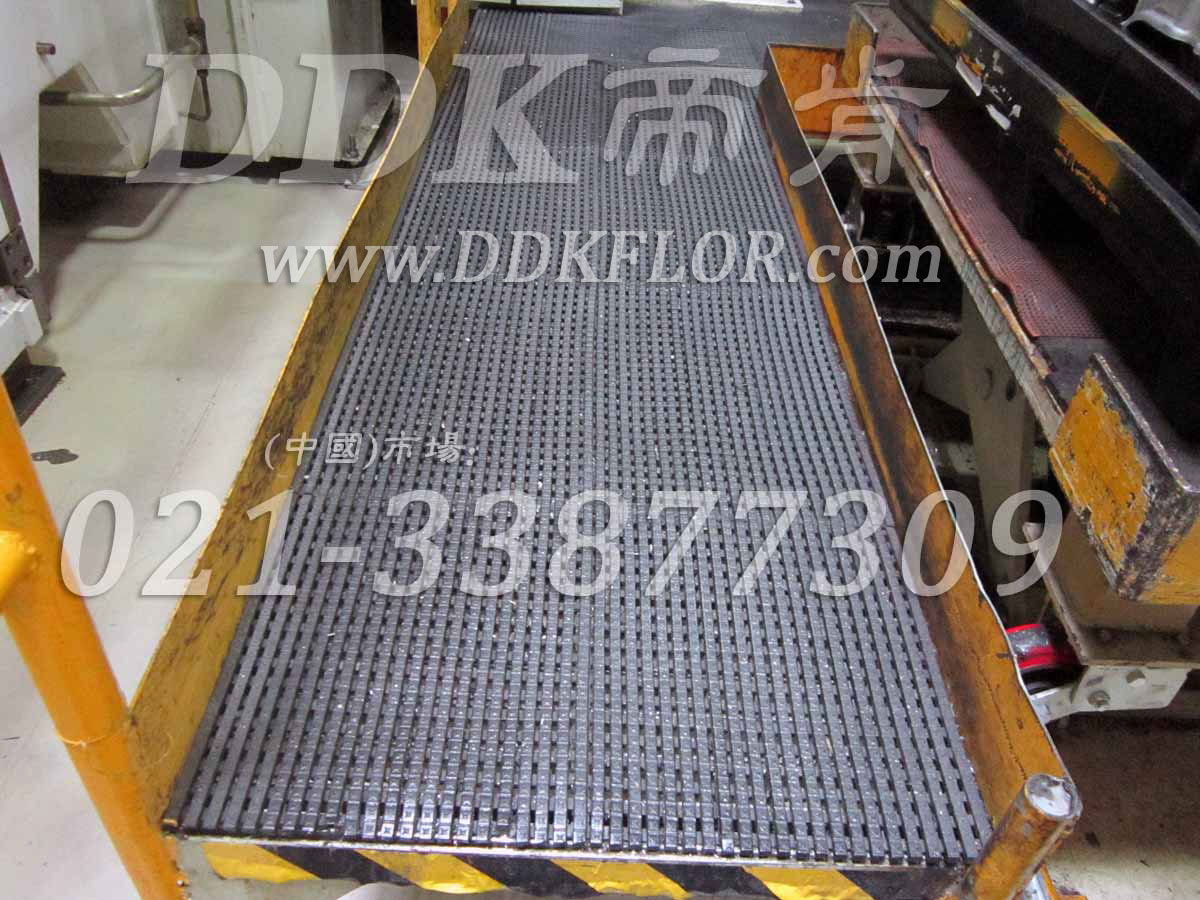 灰色_車間地面防壓耐磨耐油材料鋪設樣板圖片,帝肯(DDK)_9900__9979（工廠倉庫車間地面材料）效果圖，工業(yè)用格柵地墊,柵格地墊,耐油地墊,耐油膠墊,耐油防滑地墊,耐油防滑墊,耐油耐水地墊,重型防滑耐油墊,工業(yè)耐油地墊,耐壓地板,耐壓耐磨地毯,耐重壓地墊,耐重壓地板,抗壓地墊,抗壓地板,pvc承重地板,車間防滑地墊,車間防滑墊,車間防砸地板,工廠防滑地墊,工廠防滑墊