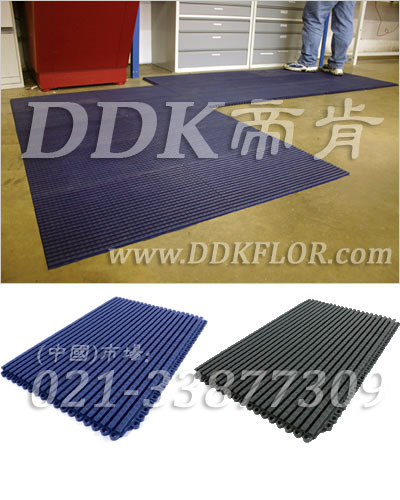藍色_走道防滑地板鋪裝樣板圖片,帝肯(DDK)_9900__9979（工廠倉庫車間地面材料）效果圖，通道地毯,安全通道用地板,工業(yè)用格柵地墊,柵格地墊,耐油地墊,耐油膠墊,耐油防滑地墊,耐油防滑墊,耐油耐水地墊,重型防滑耐油墊,工業(yè)耐油地墊,耐壓地板,耐壓耐磨地毯,耐重壓地墊,耐重壓地板,抗壓地墊,抗壓地板,pvc承重地板,車間防滑地墊,車間防滑墊,車間防砸地板,工廠防滑地墊,工廠防滑墊
