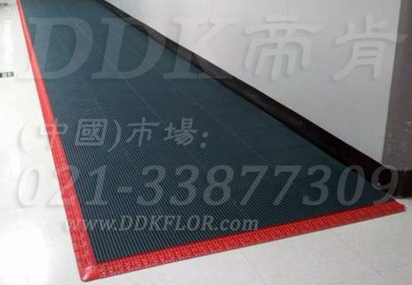 深灰色_通道地面防滑材料樣板圖片,帝肯(DDK)_9900__9979（工廠倉庫車間地面材料）效果圖，通道地毯,安全通道用地板,工業(yè)用格柵地墊,柵格地墊,耐油地墊,耐油膠墊,耐油防滑地墊,耐油防滑墊,耐油耐水地墊,重型防滑耐油墊,工業(yè)耐油地墊,耐壓地板,耐壓耐磨地毯,耐重壓地墊,耐重壓地板,抗壓地墊,抗壓地板,pvc承重地板,車間防滑地墊,車間防滑墊,車間防砸地板,工廠防滑地墊,工廠防滑墊