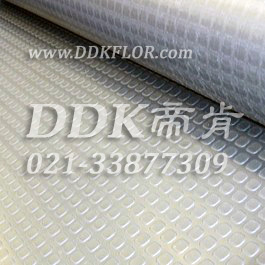 灰色地面防滑耐磨保護(hù)材料樣板圖片，帝肯(DDK)_X600（KS系列|百勝）效果圖，凈化車(chē)間地板,工廠車(chē)間地膠,工廠車(chē)間地板革,無(wú)塵車(chē)間地板,車(chē)間pvc地板,車(chē)間用地板膠,車(chē)間塑膠地板,車(chē)間塑料防滑墊,車(chē)間地面膠皮,車(chē)間地膠墊,車(chē)間地毯,車(chē)間地板磚,車(chē)間地板,車(chē)間地墊,車(chē)間防滑地墊,車(chē)間防滑墊,車(chē)間防砸地板,食品車(chē)間地板,耐壓耐磨地毯,耐壓地板,耐磨防滑地板,耐磨地膠,耐酸堿pvc地板膠,耐酸堿地墊,耐酸堿地毯,耐酸堿膠墊,耐油防滑地墊,耐酸堿防腐蝕膠墊,耐磨地板,PVC地毯,pvc塑料地毯,廠房地毯,塑料防滑地毯,地面保護(hù)地毯,塑料地毯,塑膠地毯,工業(yè)地毯,工業(yè)塑料地毯,工業(yè)防滑地毯,工廠地毯,塑料橡膠地毯,橡膠地毯,橡膠防滑地毯,過(guò)道地毯,通道地毯,防滑地毯,靜音地毯,除塵地毯,防噪聲地毯,防滑毯,防水地毯,防噪音地毯,防塵地毯,防滑塑料毯,防污地毯,走道地毯,車(chē)庫(kù)塑料地毯,pvc防滑卷材,pvc塑膠地毯,pvc塑膠地板,工廠塑膠地板,工業(yè)塑膠地板,車(chē)庫(kù)塑膠地板,廠房防滑地膠,廠房地膠,地膠,圓點(diǎn),工業(yè)地膠,工廠地膠,工廠地板膠,工廠地板,防酸堿地膠墊