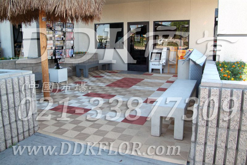店外門口地面鋪裝_相拼色樣板圖片,帝肯(DDK)_8100_T550（室外花園地面材料）效果圖，戶外地磚,戶外地板,戶外花園地磚,pvc戶外地板,塑料戶外地板,幼兒園戶外地墊,幼兒園戶外地板,戶外地墊,戶外地毯,戶外地膠,戶外塑料地板,戶外塑膠地毯,戶外花園地板,戶外草坪地墊,戶外防滑墊,花園戶外地板,陽臺(tái)戶外地板,入戶花園地板,入戶花園地面,室外花園地磚,花園地板磚,露臺(tái)花園裝修,室外地板膠,室外地磚,室外地膠,室外塑料地板,室外塑膠地板,室外鏤空拼裝地板,室外防水地板,室外防滑地墊,室外生態(tài)地板,室外環(huán)保地板,室外防腐地板,室外陽臺(tái)地板,室外陽臺(tái)磚,室外露臺(tái)地磚,室外露臺(tái)裝修,幼兒園室外地膠