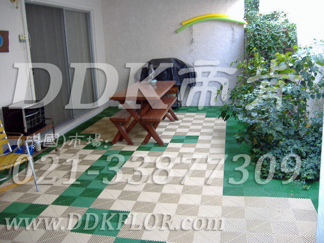 綠+灰_別墅花園地面材料鋪設(shè)樣板圖片,帝肯(DDK)_8100_T550（室外花園地面材料）效果圖，戶外地磚,戶外地板,戶外花園地磚,pvc戶外地板,塑料戶外地板,幼兒園戶外地墊,幼兒園戶外地板,戶外地墊,戶外地毯,戶外地膠,戶外塑料地板,戶外塑膠地毯,戶外花園地板,戶外草坪地墊,戶外防滑墊,花園戶外地板,陽臺(tái)戶外地板,入戶花園地板,入戶花園地面,室外花園地磚,花園地板磚,露臺(tái)花園裝修,室外地板膠,室外地磚,室外地膠,室外塑料地板,室外塑膠地板,室外鏤空拼裝地板,室外防水地板,室外防滑地墊,室外生態(tài)地板,室外環(huán)保地板,室外防腐地板,室外陽臺(tái)地板,室外陽臺(tái)磚,室外露臺(tái)地磚,室外露臺(tái)裝修,幼兒園室外地膠
