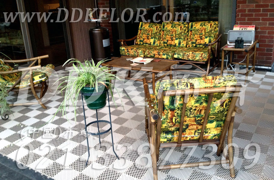 白色_室外花園露臺(tái)地面鋪裝材料樣板圖片,帝肯(DDK)_8100_T550（室外花園地面材料）效果圖，戶外地磚,戶外地板,戶外花園地磚,pvc戶外地板,塑料戶外地板,幼兒園戶外地墊,幼兒園戶外地板,戶外地墊,戶外地毯,戶外地膠,戶外塑料地板,戶外塑膠地毯,戶外花園地板,戶外草坪地墊,戶外防滑墊,花園戶外地板,陽臺(tái)戶外地板,入戶花園地板,入戶花園地面,室外花園地磚,花園地板磚,露臺(tái)花園裝修,室外地板膠,室外地磚,室外地膠,室外塑料地板,室外塑膠地板,室外鏤空拼裝地板,室外防水地板,室外防滑地墊,室外生態(tài)地板,室外環(huán)保地板,室外防腐地板,室外陽臺(tái)地板,室外陽臺(tái)磚,室外露臺(tái)地磚,室外露臺(tái)裝修,幼兒園室外地膠