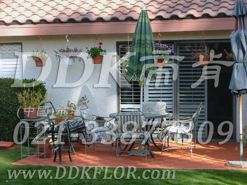紅磚色_別墅室外花園地面鋪裝樣板圖片,帝肯(DDK)_8100_T550（室外花園地面材料）效果圖，戶外地磚,戶外地板,戶外花園地磚,pvc戶外地板,塑料戶外地板,幼兒園戶外地墊,幼兒園戶外地板,戶外地墊,戶外地毯,戶外地膠,戶外塑料地板,戶外塑膠地毯,戶外花園地板,戶外草坪地墊,戶外防滑墊,花園戶外地板,陽臺(tái)戶外地板,入戶花園地板,入戶花園地面,室外花園地磚,花園地板磚,露臺(tái)花園裝修,室外地板膠,室外地磚,室外地膠,室外塑料地板,室外塑膠地板,室外鏤空拼裝地板,室外防水地板,室外防滑地墊,室外生態(tài)地板,室外環(huán)保地板,室外防腐地板,室外陽臺(tái)地板,室外陽臺(tái)磚,室外露臺(tái)地磚,室外露臺(tái)裝修,幼兒園室外地膠