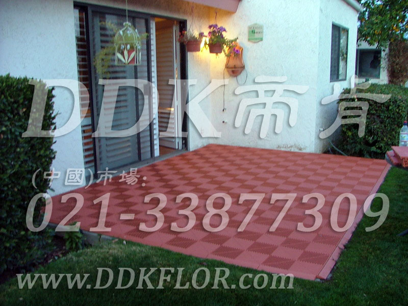 紅磚色（2）_別墅室外花園地面鋪裝樣板圖片,帝肯(DDK)_8100_T550（室外花園地面材料）效果圖，戶外地磚,戶外地板,戶外花園地磚,pvc戶外地板,塑料戶外地板,幼兒園戶外地墊,幼兒園戶外地板,戶外地墊,戶外地毯,戶外地膠,戶外塑料地板,戶外塑膠地毯,戶外花園地板,戶外草坪地墊,戶外防滑墊,花園戶外地板,陽臺(tái)戶外地板,入戶花園地板,入戶花園地面,室外花園地磚,花園地板磚,露臺(tái)花園裝修,室外地板膠,室外地磚,室外地膠,室外塑料地板,室外塑膠地板,室外鏤空拼裝地板,室外防水地板,室外防滑地墊,室外生態(tài)地板,室外環(huán)保地板,室外防腐地板,室外陽臺(tái)地板,室外陽臺(tái)磚,室外露臺(tái)地磚,室外露臺(tái)裝修,幼兒園室外地膠