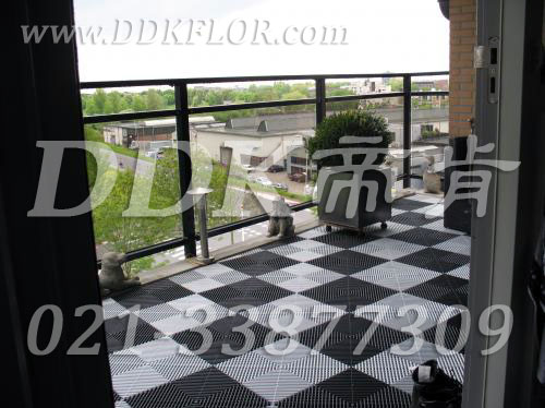 黑加白相拼_組合鋪裝_休閑陽(yáng)臺(tái)裝多種顏色的地板樣板圖片,帝肯(DDK)_8100_T500（露天陽(yáng)臺(tái)地面材料）效果圖,別墅陽(yáng)臺(tái)地板,別墅陽(yáng)臺(tái)裝修,室外陽(yáng)臺(tái)地板,室外陽(yáng)臺(tái)磚,室外露臺(tái)地磚,室外露臺(tái)裝修,舞臺(tái)地板,陽(yáng)臺(tái)地板磚,陽(yáng)臺(tái)地磚裝修,陽(yáng)臺(tái)戶外地板,陽(yáng)臺(tái)拼裝地板,陽(yáng)臺(tái)裝修,露臺(tái)地板,露臺(tái)地磚,露臺(tái)地面裝修,露臺(tái)拼接地板,露臺(tái)花園裝修,露臺(tái)防滑地板,露臺(tái)防滑地磚,頂樓露臺(tái)裝修,室外生態(tài)地板,室外環(huán)保地板,室外防腐地板