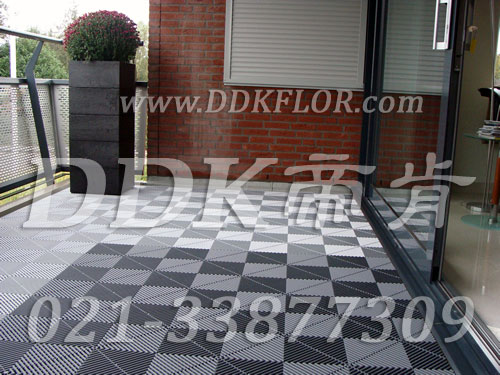 灰白色地面鋪設(shè)_露天陽(yáng)臺(tái)地磚效果圖樣板圖片,帝肯(DDK)_8100_T500（露天陽(yáng)臺(tái)地面材料）效果圖,別墅陽(yáng)臺(tái)地板,別墅陽(yáng)臺(tái)裝修,室外陽(yáng)臺(tái)地板,室外陽(yáng)臺(tái)磚,室外露臺(tái)地磚,室外露臺(tái)裝修,舞臺(tái)地板,陽(yáng)臺(tái)地板磚,陽(yáng)臺(tái)地磚裝修,陽(yáng)臺(tái)戶外地板,陽(yáng)臺(tái)拼裝地板,陽(yáng)臺(tái)裝修,露臺(tái)地板,露臺(tái)地磚,露臺(tái)地面裝修,露臺(tái)拼接地板,露臺(tái)花園裝修,露臺(tái)防滑地板,露臺(tái)防滑地磚,頂樓露臺(tái)裝修,室外生態(tài)地板,室外環(huán)保地板,室外防腐地板