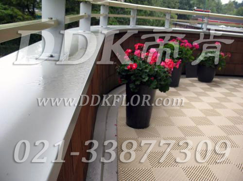 淡色卡其地面鋪裝_露臺(tái)地面鋪設(shè)樣板圖片,帝肯(DDK)_8100_T500（露天陽(yáng)臺(tái)地面材料）效果圖,別墅陽(yáng)臺(tái)地板,別墅陽(yáng)臺(tái)裝修,室外陽(yáng)臺(tái)地板,室外陽(yáng)臺(tái)磚,室外露臺(tái)地磚,室外露臺(tái)裝修,舞臺(tái)地板,陽(yáng)臺(tái)地板磚,陽(yáng)臺(tái)地磚裝修,陽(yáng)臺(tái)戶外地板,陽(yáng)臺(tái)拼裝地板,陽(yáng)臺(tái)裝修,露臺(tái)地板,露臺(tái)地磚,露臺(tái)地面裝修,露臺(tái)拼接地板,露臺(tái)花園裝修,露臺(tái)防滑地板,露臺(tái)防滑地磚,頂樓露臺(tái)裝修,室外生態(tài)地板,室外環(huán)保地板,室外防腐地板
