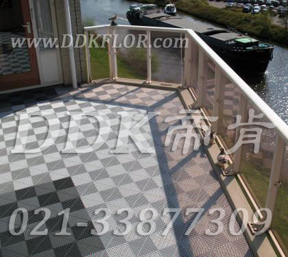 典雅灰白色_陽(yáng)臺(tái)地面新型疏水地磚效果圖樣板圖片,帝肯(DDK)_8100_T500（露天陽(yáng)臺(tái)地面材料）效果圖,別墅陽(yáng)臺(tái)地板,別墅陽(yáng)臺(tái)裝修,室外陽(yáng)臺(tái)地板,室外陽(yáng)臺(tái)磚,室外露臺(tái)地磚,室外露臺(tái)裝修,舞臺(tái)地板,陽(yáng)臺(tái)地板磚,陽(yáng)臺(tái)地磚裝修,陽(yáng)臺(tái)戶外地板,陽(yáng)臺(tái)拼裝地板,陽(yáng)臺(tái)裝修,露臺(tái)地板,露臺(tái)地磚,露臺(tái)地面裝修,露臺(tái)拼接地板,露臺(tái)花園裝修,露臺(tái)防滑地板,露臺(tái)防滑地磚,頂樓露臺(tái)裝修,室外生態(tài)地板,室外環(huán)保地板,室外防腐地板