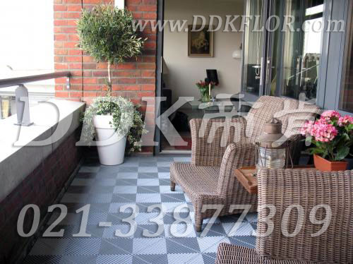 灰白色_組合拼裝型陽臺疏水地磚效果樣板圖片,帝肯(DDK)_8100_T500（露天陽臺地面材料）效果圖,別墅陽臺地板,別墅陽臺裝修,室外陽臺地板,室外陽臺磚,室外露臺地磚,室外露臺裝修,舞臺地板,陽臺地板磚,陽臺地磚裝修,陽臺戶外地板,陽臺拼裝地板,陽臺裝修,露臺地板,露臺地磚,露臺地面裝修,露臺拼接地板,露臺花園裝修,露臺防滑地板,露臺防滑地磚,頂樓露臺裝修,室外生態(tài)地板,室外環(huán)保地板,室外防腐地板