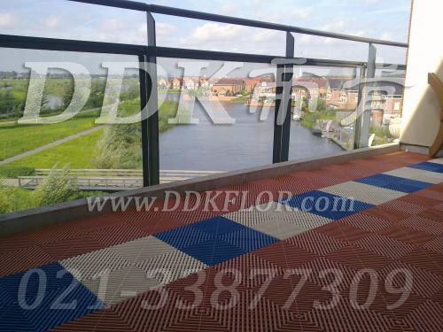 咖啡加白和藍(lán)色拼裝組合（3）_露天陽臺新型歐式功能性地板磚效果圖樣板圖片,帝肯(DDK)_8100_T500（露天陽臺地面材料）效果圖,別墅陽臺地板,別墅陽臺裝修,室外陽臺地板,室外陽臺磚,室外露臺地磚,室外露臺裝修,舞臺地板,陽臺地板磚,陽臺地磚裝修,陽臺戶外地板,陽臺拼裝地板,陽臺裝修,露臺地板,露臺地磚,露臺地面裝修,露臺拼接地板,露臺花園裝修,露臺防滑地板,露臺防滑地磚,頂樓露臺裝修,室外生態(tài)地板,室外環(huán)保地板,室外防腐地板