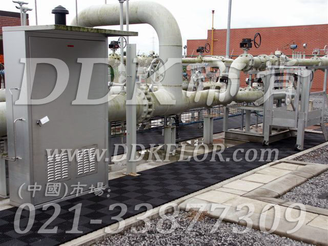 黑色（4）_組合安裝_平臺通道地面防滑材料樣板圖片,帝肯(DDK)_8100_9979（工廠地面材料）效果圖,通道防滑墊,安全通道用地板,倉庫防潮地膠,地面防滑墊,塑膠防滑墊,塑膠防滑地墊,多功能移動(dòng)地板,室外地墊,室外地板膠,室外拼接地墊,室外防滑墊,室外防滑透水墊,工業(yè)走道地墊,工業(yè)耐油地墊,拼接式地墊,拼接地板,抗壓地墊,抗壓地板,模塊地板,排水地板,排水地墊,柵格地墊,拼裝地膠,拼裝地板,拼裝地墊,拼接式防滑墊,排水防滑墊,漏水地墊,漏水地膠,漏水防滑墊,甲板防滑墊,疏水板,疏水地墊,疏水防滑墊,疏水墊,網(wǎng)格地板,網(wǎng)格地墊,網(wǎng)格塑料地板墊,網(wǎng)格防滑墊,網(wǎng)格塑料墊,網(wǎng)狀防滑墊,耐壓地板,走廊地毯,走道地墊,耐磨地墊,耐油防滑墊,耐油防滑地墊,耐油耐水地墊,防潮地板磚,防潮地板,防潮地墊,防滑隔水墊,防潮板,防滑拼墊,防滑塑料地墊,透水防滑塑膠地墊,透水地板膠墊,透水地墊,隔水地板,隔水材料,耐重壓地板,耐重壓地墊,耐酸堿防腐蝕膠墊,耐磨地板,耐酸堿膠墊,耐酸堿地墊,耐酸堿pvc地板膠,耐磨防滑地板,耐磨地膠