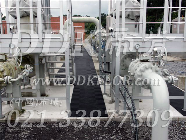 黑色（6）_組合安裝_平臺通道地面防滑材料樣板圖片,帝肯(DDK)_8100_9979（工廠地面材料）效果圖,通道防滑墊,安全通道用地板,倉庫防潮地膠,地面防滑墊,塑膠防滑墊,塑膠防滑地墊,多功能移動(dòng)地板,室外地墊,室外地板膠,室外拼接地墊,室外防滑墊,室外防滑透水墊,工業(yè)走道地墊,工業(yè)耐油地墊,拼接式地墊,拼接地板,抗壓地墊,抗壓地板,模塊地板,排水地板,排水地墊,柵格地墊,拼裝地膠,拼裝地板,拼裝地墊,拼接式防滑墊,排水防滑墊,漏水地墊,漏水地膠,漏水防滑墊,甲板防滑墊,疏水板,疏水地墊,疏水防滑墊,疏水墊,網(wǎng)格地板,網(wǎng)格地墊,網(wǎng)格塑料地板墊,網(wǎng)格防滑墊,網(wǎng)格塑料墊,網(wǎng)狀防滑墊,耐壓地板,走廊地毯,走道地墊,耐磨地墊,耐油防滑墊,耐油防滑地墊,耐油耐水地墊,防潮地板磚,防潮地板,防潮地墊,防滑隔水墊,防潮板,防滑拼墊,防滑塑料地墊,透水防滑塑膠地墊,透水地板膠墊,透水地墊,隔水地板,隔水材料,耐重壓地板,耐重壓地墊,耐酸堿防腐蝕膠墊,耐磨地板,耐酸堿膠墊,耐酸堿地墊,耐酸堿pvc地板膠,耐磨防滑地板,耐磨地膠