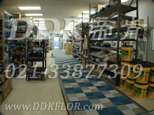 藍(lán)色+灰白色（1）_組合安裝_車間安全通道地面防滑材料樣板圖片,帝肯(DDK)_8100_9979（工廠地面材料）效果圖,維修車間地板,車間塑料防滑墊,車間用地板膠,車間防滑地墊,車間防滑墊,車間防砸地板,車間地墊,通道防滑墊,安全通道用地板,倉庫防潮地膠,地面防滑墊,塑膠防滑墊,塑膠防滑地墊,多功能移動(dòng)地板,室外地墊,室外地板膠,室外拼接地墊,室外防滑墊,室外防滑透水墊,工業(yè)走道地墊,工業(yè)耐油地墊,拼接式地墊,拼接地板,抗壓地墊,抗壓地板,模塊地板,排水地板,排水地墊,柵格地墊,拼裝地膠,拼裝地板,拼裝地墊,拼接式防滑墊,排水防滑墊,漏水地墊,漏水地膠,漏水防滑墊,甲板防滑墊,疏水板,疏水地墊,疏水防滑墊,疏水墊,網(wǎng)格地板,網(wǎng)格地墊,網(wǎng)格塑料地板墊,網(wǎng)格防滑墊,網(wǎng)格塑料墊,網(wǎng)狀防滑墊,耐壓地板,走廊地毯,走道地墊,耐磨地墊,耐油防滑墊,耐油防滑地墊,耐油耐水地墊,防潮地板磚,防潮地板,防潮地墊,防滑隔水墊,防潮板,防滑拼墊,防滑塑料地墊,透水防滑塑膠地墊,透水地板膠墊,透水地墊,隔水地板,隔水材料,耐重壓地板,耐重壓地墊,耐酸堿防腐蝕膠墊,耐磨地板,耐酸堿膠墊,耐酸堿地墊,耐酸堿pvc地板膠,耐磨防滑地板,耐磨地膠