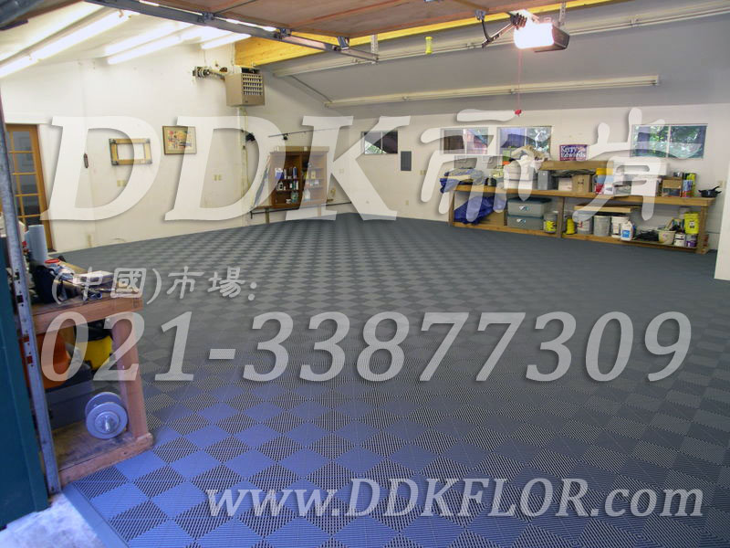 深灰色（3）_維修間地面鋪耐油抗壓新型地磚材料樣板圖片,帝肯(DDK)_8100_9979（工廠地面材料）效果圖,工廠車間地膠,維修車間地板,車間地墊,車間地板,車間地板磚,車間用地板膠,車間塑料防滑墊,車間地膠墊,車間防砸地板,車間防滑墊,車間防滑地墊,抗壓地板,抗壓地墊,耐壓地板,耐壓耐磨地毯,耐重壓地墊,防水地墊,透水地墊,透水地板膠墊,防水墊,防水地膠墊,防水防滑墊,防滑隔水墊,隔水地墊,隔水地板,隔水材料,疏水地墊,疏水板,疏水磚,疏水防滑墊,疏水防滑地墊,耐油耐水地墊,漏水防滑墊,漏水地膠,漏水地墊,疏水墊,排水地板,排水防滑墊,排水地墊,泄水型地板磚,pvc防水地墊,工業(yè)地墊,工業(yè)地板,工業(yè)地板膠,工業(yè)地磚,工業(yè)地膠,工廠走道地墊,工廠地墊,工業(yè)防滑墊,工業(yè)防滑地板,工業(yè)防滑地墊,工業(yè)走道地墊,工業(yè)耐油地墊,工業(yè)用格柵地墊,工廠用塑料地板,工廠地膠,工廠地板膠,工廠地板,工廠塑膠地板,pvc工業(yè)地板,廠房地板材料,廠房地膠,廠房防滑地膠,pvc承重地板,重型防滑耐油墊,塑料拼裝地板,塑料拼接地板,拼接式地墊,拼接地板,拼接式防滑墊,拼裝地墊,拼裝地板,拼裝地膠,防滑拼墊,耐酸堿地墊,耐酸堿防腐蝕膠墊,防酸堿地膠墊,網(wǎng)孔地墊,網(wǎng)格地板,網(wǎng)格防滑墊,網(wǎng)狀防滑墊,塑料網(wǎng)格扳,塑料網(wǎng)格防滑地墊,塑料防滑網(wǎng)格墊,防滑塑料網(wǎng)格
