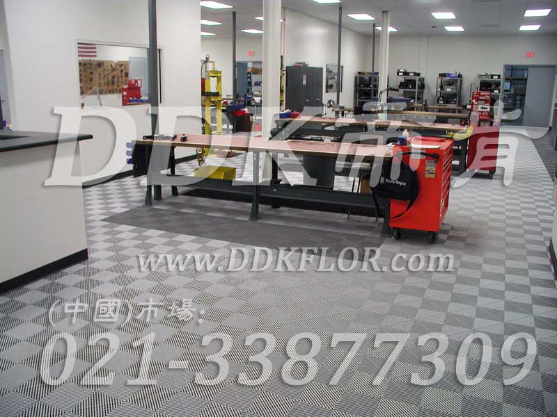 深灰色（6）_機(jī)器維修車間地面鋪耐油抗壓新型地磚材料樣板圖片,帝肯(DDK)_8100_9979（工廠地面材料）效果圖,工廠車間地膠,維修車間地板,車間地墊,車間地板,車間地板磚,車間用地板膠,車間塑料防滑墊,車間地膠墊,車間防砸地板,車間防滑墊,車間防滑地墊,抗壓地板,抗壓地墊,耐壓地板,耐壓耐磨地毯,耐重壓地墊,防水地墊,透水地墊,透水地板膠墊,防水墊,防水地膠墊,防水防滑墊,防滑隔水墊,隔水地墊,隔水地板,隔水材料,疏水地墊,疏水板,疏水磚,疏水防滑墊,疏水防滑地墊,耐油耐水地墊,漏水防滑墊,漏水地膠,漏水地墊,疏水墊,排水地板,排水防滑墊,排水地墊,泄水型地板磚,pvc防水地墊,工業(yè)地墊,工業(yè)地板,工業(yè)地板膠,工業(yè)地磚,工業(yè)地膠,工廠走道地墊,工廠地墊,工業(yè)防滑墊,工業(yè)防滑地板,工業(yè)防滑地墊,工業(yè)走道地墊,工業(yè)耐油地墊,工業(yè)用格柵地墊,工廠用塑料地板,工廠地膠,工廠地板膠,工廠地板,工廠塑膠地板,pvc工業(yè)地板,廠房地板材料,廠房地膠,廠房防滑地膠,pvc承重地板,重型防滑耐油墊,塑料拼裝地板,塑料拼接地板,拼接式地墊,拼接地板,拼接式防滑墊,拼裝地墊,拼裝地板,拼裝地膠,防滑拼墊,耐酸堿地墊,耐酸堿防腐蝕膠墊,防酸堿地膠墊,網(wǎng)孔地墊,網(wǎng)格地板,網(wǎng)格防滑墊,網(wǎng)狀防滑墊,塑料網(wǎng)格扳,塑料網(wǎng)格防滑地墊,塑料防滑網(wǎng)格墊,防滑塑料網(wǎng)格