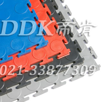 型號(hào)：帝肯(DDK)_2000_9979，銅錢(qián)紋表面，灰|黑|紅|藍(lán)，多色（1）樣板圖片,帝肯(DDK)_2000_9979(工業(yè)廠房車(chē)間地面材料)效果圖,PVC拼接地墊,塑料拼接地板,塑料拼裝地板,拼裝地墊,拼接式防滑墊,拼接地板,拼裝地板,拼裝地膠,組合式地墊,工業(yè)地墊,工業(yè)地板,工業(yè)地板磚,工業(yè)地板膠,工業(yè)地板革,工業(yè)地毯,工業(yè)地磚,工業(yè)pvc地板 ,工業(yè)地膠,工業(yè)塑膠地板,工業(yè)橡膠地板,工業(yè)耐油地墊,工業(yè)走道地墊,工業(yè)防滑地墊,工業(yè)防滑墊,工廠地墊,工廠地板,工廠地板膠,工廠地毯,工廠地膠,工廠塑膠地板,工廠防滑墊,工廠用塑料地板,工廠防滑地墊,工廠車(chē)間地膠,工廠車(chē)間地板革,工廠走道地墊 ,工廠用橡膠地墊,耐油工業(yè)橡膠墊,pvc塑膠地墊,pvc塑膠地板,倉(cāng)庫(kù)塑膠地板,廠房塑膠地板,圓點(diǎn)塑料橡膠地板-地毯-地墊,塑料地墊,塑料地板,塑料地板磚,塑料地板膠,塑料地板革,塑料地磚,塑膠地磚,塑料防滑墊,塑膠地板磚,塑膠防滑墊,塑膠防滑地墊,片材塑膠地板,車(chē)間塑膠地板,車(chē)間用地板膠,車(chē)間塑料防滑墊,車(chē)間防滑地墊,車(chē)間地墊,車(chē)間地板,車(chē)間防滑墊,車(chē)間防砸地板,鎖扣塑膠地板,過(guò)道地墊,過(guò)道地毯,防滑塑料地墊,防滑塑膠墊,維修車(chē)間地板,車(chē)間pvc地板,庫(kù)房地板,廠房地毯,廠房地板,廠房地膠,pvc活動(dòng)地板,pvc橡膠地板,pvc塑膠鎖扣地板,pvc地膠,pvc地墊,pvc地板膠,pvc工業(yè)地板,pvc承重地板,pvc防滑地板,pvc防滑地膠,PVC防滑墊,pvc防滑地墊,互扣式地墊,鎖扣pvc地板,鎖扣地墊,銅錢(qián)紋地板膠-防滑地墊-地毯,銅錢(qián)紋防滑墊,過(guò)道防滑墊,安全通道用地板,安全地膠,安全地墊,安全橡膠地墊,安全防滑墊,實(shí)驗(yàn)室地膠,辦公室地板,辦公室地板膠,叉車(chē)地墊,叉車(chē)地板,圓點(diǎn)橡膠地板,緩沖地墊,走道地墊,耐重壓地墊,耐重壓地板,聚氯乙烯地板,耐磨地板,耐磨地膠,耐磨防滑地板,車(chē)間地板磚,車(chē)間地膠墊 ,車(chē)間地面膠皮,防潮地板,防潮地墊,防潮地板磚,倉(cāng)庫(kù)防潮地膠,倉(cāng)庫(kù)地板,廠房防滑地膠,工業(yè)防滑地毯,耐壓地板,耐壓耐磨地毯,辦公室塑膠地板,辦公室地膠,地面保護(hù)墊,地面保護(hù)地毯,地面防滑墊,抗壓地墊,抗壓地板,凈化車(chē)間地板,無(wú)塵車(chē)間地板