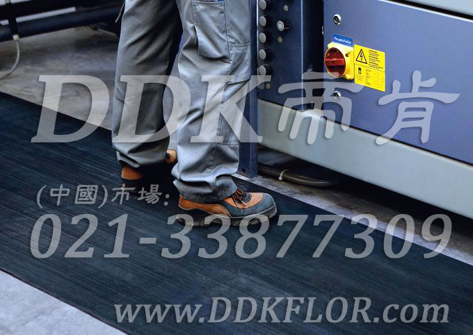 卷材黑色（6）_工廠車間用防滑耐磨地毯樣板圖片,帝肯(DDK)_S450_9979（工業(yè)車間地面防滑材料）效果圖,廠房地毯,廠房地膠,過道地毯,過道地墊,過道防滑墊,工廠車間地板革,維修車間地板,車間地墊,車間地毯,車間地膠墊,車間地面膠皮,車間塑料防滑墊,車間用地板膠,車間防滑地墊,車間防滑墊,車間防砸地板,工廠車間地膠,工業(yè)地毯,工業(yè)地膠,工業(yè)塑料地毯,工業(yè)地墊,工業(yè)地板膠,工業(yè)地板革,工業(yè)耐油地墊,工業(yè)走道地墊,工業(yè)防滑地毯,工業(yè)防滑墊,工廠地墊,工廠地毯,工廠地膠,工廠走道地墊,工業(yè)抗疲勞防滑墊,走道地墊,走道地毯,走道墊,塑料防滑地毯,橡膠地毯,耐壓耐磨地毯,走廊地毯,防滑地毯,防污地毯,防滑毯,防水地毯,防噪聲地毯,通道地毯,經(jīng)濟(jì)型抗疲勞地墊,抗疲勞腳墊,抗疲勞地毯,防疲勞地膠,防疲勞地毯,耐磨地膠,工廠用橡膠地墊,工廠防滑地墊,工廠防滑墊,pvc防滑地毯,pvc防滑地膠,PVC地毯,pvc地膠,pvc塑料地毯,pvc塑膠地毯,流水線地墊
