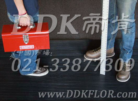 卷材黑色（17）_工廠車間用防滑耐磨地毯樣板圖片,帝肯(DDK)_S450_9979（工業(yè)車間地面防滑材料）效果圖,廠房地毯,廠房地膠,過道地毯,過道地墊,過道防滑墊,工廠車間地板革,維修車間地板,車間地墊,車間地毯,車間地膠墊,車間地面膠皮,車間塑料防滑墊,車間用地板膠,車間防滑地墊,車間防滑墊,車間防砸地板,工廠車間地膠,工業(yè)地毯,工業(yè)地膠,工業(yè)塑料地毯,工業(yè)地墊,工業(yè)地板膠,工業(yè)地板革,工業(yè)耐油地墊,工業(yè)走道地墊,工業(yè)防滑地毯,工業(yè)防滑墊,工廠地墊,工廠地毯,工廠地膠,工廠走道地墊,工業(yè)抗疲勞防滑墊,走道地墊,走道地毯,走道墊,塑料防滑地毯,橡膠地毯,耐壓耐磨地毯,走廊地毯,防滑地毯,防污地毯,防滑毯,防水地毯,防噪聲地毯,通道地毯,經(jīng)濟(jì)型抗疲勞地墊,抗疲勞腳墊,抗疲勞地毯,防疲勞地膠,防疲勞地毯,耐磨地膠,工廠用橡膠地墊,工廠防滑地墊,工廠防滑墊,pvc防滑地毯,pvc防滑地膠,PVC地毯,pvc地膠,pvc塑料地毯,pvc塑膠地毯,流水線地墊