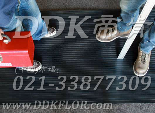 卷材黑色（18）_工廠車(chē)間用防滑耐磨地毯樣板圖片,帝肯(DDK)_S450_9979（工業(yè)車(chē)間地面防滑材料）效果圖,廠房地毯,廠房地膠,過(guò)道地毯,過(guò)道地墊,過(guò)道防滑墊,工廠車(chē)間地板革,維修車(chē)間地板,車(chē)間地墊,車(chē)間地毯,車(chē)間地膠墊,車(chē)間地面膠皮,車(chē)間塑料防滑墊,車(chē)間用地板膠,車(chē)間防滑地墊,車(chē)間防滑墊,車(chē)間防砸地板,工廠車(chē)間地膠,工業(yè)地毯,工業(yè)地膠,工業(yè)塑料地毯,工業(yè)地墊,工業(yè)地板膠,工業(yè)地板革,工業(yè)耐油地墊,工業(yè)走道地墊,工業(yè)防滑地毯,工業(yè)防滑墊,工廠地墊,工廠地毯,工廠地膠,工廠走道地墊,工業(yè)抗疲勞防滑墊,走道地墊,走道地毯,走道墊,塑料防滑地毯,橡膠地毯,耐壓耐磨地毯,走廊地毯,防滑地毯,防污地毯,防滑毯,防水地毯,防噪聲地毯,通道地毯,經(jīng)濟(jì)型抗疲勞地墊,抗疲勞腳墊,抗疲勞地毯,防疲勞地膠,防疲勞地毯,耐磨地膠,工廠用橡膠地墊,工廠防滑地墊,工廠防滑墊,pvc防滑地毯,pvc防滑地膠,PVC地毯,pvc地膠,pvc塑料地毯,pvc塑膠地毯,流水線地墊