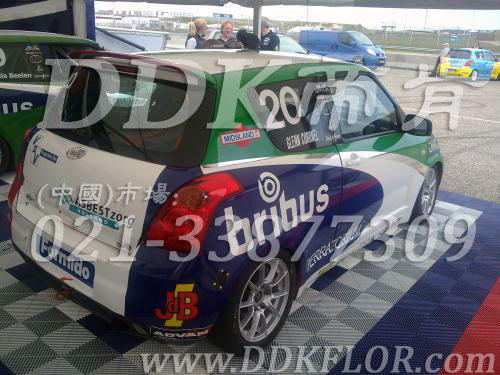 停車庫地面地板材料_灰蘭紅三色組合樣板圖片,帝肯(DDK)_8100_C618(私人車庫地面材料)效果圖, 停車庫地面地板材料_灰蘭紅三色組合樣板圖片,帝肯(DDK)_8100_C618(私人車庫地面材料)效果圖,停車場塑膠網(wǎng)格,停車場防滑墊,車用防滑墊,車庫地板,車庫地膠,車庫地墊,車庫地坪,車庫塑膠地板,車庫防滑墊