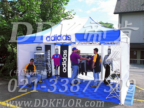 藍色組合安裝(19)_阿迪達斯產(chǎn)品戶外展覽展會帳篷地面地板材料樣板圖片,帝肯(DDK)_8100_680(展覽地面地板材料)效果圖 藍色組合安裝(19)_阿迪達斯產(chǎn)品戶外展覽展會帳篷地面地板材料樣板圖片,帝肯(DDK)_8100_680(展覽地面地板材料)效果圖,會展地板,可拼接展會塑膠地板,展會地板,展會地膠,展廳塑料格柵,展廳展車地墊,展臺地板,展銷會專用地板