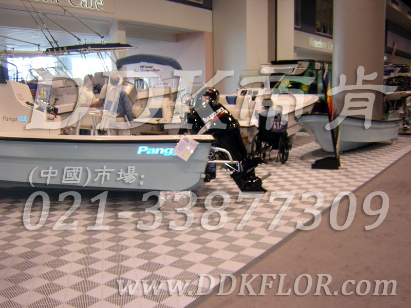 淺灰組合安裝(28)_游艇展覽展銷會展臺區(qū)地面地板鋪裝材料樣板圖片,帝肯(DDK)_8100_680(展覽地面地板材料)效果圖, 淺灰組合安裝(28)_游艇展覽展銷會展臺區(qū)地面地板鋪裝材料樣板圖片,帝肯(DDK)_8100_680(展覽地面地板材料)效果圖,會展地板,可拼接展會塑膠地板,展會地板,展會地膠,展廳塑料格柵,展廳展車地墊,展臺地板,展銷會專用地板