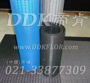 藍(lán)灰黑排水毯（1）樣板圖片,帝肯(DDK)_1900（Comfort|康福特）效果圖，pvc防水地墊,pvc防滑卷材,z字型疏水墊,室外防水地板,塑膠透水地板,排水地墊,排水地板,排水防滑墊,泄水型地板磚,漏水地墊,漏水地膠,漏水橡膠墊,漏水防滑墊,疏水板,疏水墊,疏水型抗疲勞地墊,疏水地墊,疏水地席,疏水地毯,疏水防滑墊,疏水防滑地墊,疏水磚,耐油耐水地墊,透水地墊,透水地板膠墊,防水地墊,防水地毯,防水地膠墊,防水墊,防水防滑墊,防滑隔水墊,隔水地墊,隔水地板,隔水材料,工業(yè)耐油地墊,耐油地墊,耐油工業(yè)橡膠墊,耐油橡膠地墊,耐油膠墊,耐油橡膠墊,耐油防滑地墊,耐油防滑墊,重型防滑耐油墊,防油地墊,防油防滑墊,塑料防滑網(wǎng)格墊,塑料網(wǎng)格扳,塑料網(wǎng)格防滑地墊,工業(yè)用格柵地墊,柵格地墊,網(wǎng)格地墊,網(wǎng)格塑料地板墊,網(wǎng)格塑料墊,網(wǎng)格防滑墊,網(wǎng)格地板,防滑塑料網(wǎng)格,網(wǎng)孔地墊,網(wǎng)眼防滑,網(wǎng)狀防滑墊,網(wǎng)狀地毯