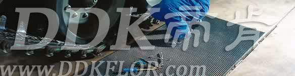 灰色_車間地面防滑防護(hù)網(wǎng)格毯（4）樣板圖片,帝肯(DDK)_1900_9979（工業(yè)地面鋪地材料）效果圖，工業(yè)地墊,工業(yè)地板膠,工業(yè)地板革,工業(yè)地毯,工業(yè)地膠,工業(yè)塑料地毯,工業(yè)塑膠地板,工業(yè)抗疲勞地墊,工業(yè)抗疲勞防滑墊,工業(yè)橡膠地板,工業(yè)用格柵地墊,工業(yè)耐油地墊,工業(yè)走道地墊,工業(yè)防滑地墊,工業(yè)防滑地毯,工業(yè)防滑墊,工廠地墊,工廠地板膠,工廠地毯,工廠地膠,工廠塑膠地板,工廠用橡膠地墊,工廠走道地墊,工廠用塑料地板,工廠車間地板革,工廠車間地膠,工廠防滑地墊,工廠防滑墊,帶孔防滑墊,多孔防滑地墊,多孔橡膠墊,耐油工業(yè)橡膠墊,車間地墊,車間防滑地墊,車間防滑墊,車間地面膠皮,車間地膠墊,車間地毯,車間塑料防滑墊,車間塑膠地板,抗疲勞地毯,抗疲勞墊,抗疲勞腳墊,疏水型抗疲勞地墊,經(jīng)濟(jì)型抗疲勞地墊,防疲勞墊,防疲勞地膠,防疲勞地毯,防疲勞地墊,防疲勞腳墊,廠房防滑地膠,廠房地板材料,廠房地膠,廠房地毯,z字型疏水墊,疏水防滑墊,漏水橡膠墊,漏水地膠,漏水防滑墊,耐油耐水地墊,茶水間防滑地墊,防水地毯,透水地墊,透水地板膠墊,隔水材料,疏水地毯,疏水地席