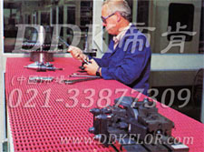 紅色_工廠車間工作臺(tái)面防滑防護(hù)網(wǎng)格毯（10）樣板圖片,帝肯(DDK)_1900_9979（工業(yè)地面鋪地材料）效果圖，工業(yè)地墊,工業(yè)地板膠,工業(yè)地板革,工業(yè)地毯,工業(yè)地膠,工業(yè)塑料地毯,工業(yè)塑膠地板,工業(yè)抗疲勞地墊,工業(yè)抗疲勞防滑墊,工業(yè)橡膠地板,工業(yè)用格柵地墊,工業(yè)耐油地墊,工業(yè)走道地墊,工業(yè)防滑地墊,工業(yè)防滑地毯,工業(yè)防滑墊,工廠地墊,工廠地板膠,工廠地毯,工廠地膠,工廠塑膠地板,工廠用橡膠地墊,工廠走道地墊,工廠用塑料地板,工廠車間地板革,工廠車間地膠,工廠防滑地墊,工廠防滑墊,帶孔防滑墊,多孔防滑地墊,多孔橡膠墊,耐油工業(yè)橡膠墊,車間地墊,車間防滑地墊,車間防滑墊,車間地面膠皮,車間地膠墊,車間地毯,車間塑料防滑墊,車間塑膠地板,抗疲勞地毯,抗疲勞墊,抗疲勞腳墊,疏水型抗疲勞地墊,經(jīng)濟(jì)型抗疲勞地墊,防疲勞墊,防疲勞地膠,防疲勞地毯,防疲勞地墊,防疲勞腳墊,廠房防滑地膠,廠房地板材料,廠房地膠,廠房地毯,z字型疏水墊,疏水防滑墊,漏水橡膠墊,漏水地膠,漏水防滑墊,耐油耐水地墊,茶水間防滑地墊,防水地毯,透水地墊,透水地板膠墊,隔水材料,疏水地毯,疏水地席