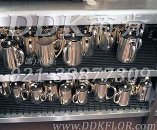 深灰色_廚房器皿間層架防滑防護(hù)直紋網(wǎng)格毯（4）樣板圖片,帝肯(DDK)_1900_798（食堂餐廳廚房防滑材料）效果圖，臺(tái)墊,廚房地墊,廚房地毯,廚房地膠,廚房防滑地墊,廚房防滑地毯,廚房防滑地磚,廚房防滑墊,后廚用輸水墊,餐廳廚房專用地毯,餐廳防滑地墊,食堂專用防滑地毯,食堂用防滑地墊,食堂防滑墊,