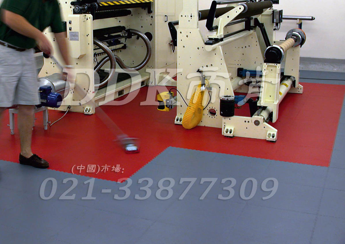 紅+灰色地板_工廠車間機(jī)器地面耐壓材料鋪裝樣板圖片,帝肯(DDK)_2000_9979(工業(yè)廠房車間地面材料)效果圖,庫(kù)房地板,廠房地板材料,廠房地膠,廠房塑膠地板,廠房防滑地膠,維修車間地板,安全通道用地板,工業(yè)pvc地板,pvc工業(yè)地板,工業(yè)地板磚,工業(yè)地板,工業(yè)地板膠,工業(yè)地膠,工業(yè)塑膠地板,工業(yè)橡膠地板,工業(yè)防滑墊,pvc承重地板,耐重壓地板,工廠車間地膠,工廠車間地板革,車間pvc地板,車間塑膠地板,車間用地板膠,車間地板磚,車間地板,車間防砸地板,車間地膠墊,車間地面膠皮,倉(cāng)庫(kù)防潮地膠,倉(cāng)庫(kù)地板,防潮地板,防潮板,塑料拼裝地板,塑料拼接地板,塑料橡膠地毯,塑料地板