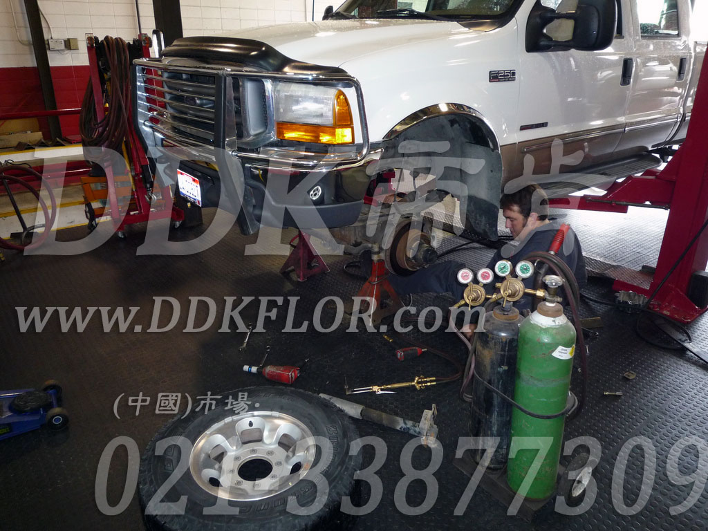 黑灰色防滑耐油地板_汽修廠車間耐磨抗壓地面材料樣板圖片,帝肯(DDK)_2000_9979(工業(yè)廠房車間地面材料)效果圖,維修車間地板,安全通道用地板,工業(yè)pvc地板,pvc工業(yè)地板,工業(yè)地板磚,工業(yè)地板,工業(yè)地板膠,工業(yè)地膠,工業(yè)塑膠地板,工業(yè)橡膠地板,工業(yè)防滑墊,pvc承重地板,耐重壓地板,工廠車間地膠,工廠車間地板革,車間pvc地板,車間塑膠地板,車間用地板膠,車間地板磚,車間地板,車間防砸地板,車間地膠墊,車間地面膠皮,倉(cāng)庫(kù)防潮地膠,倉(cāng)庫(kù)地板,防潮地板,防潮板,塑料拼裝地板,塑料拼接地板,塑料橡膠地毯,塑料地板