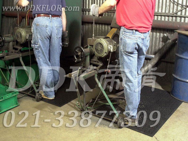 黑色車間防滑安全地毯(13)_工廠地面防滑及保障安全和緩解站立疲勞的鋪地材料樣板圖片,帝肯(DDK)_4700_9979(車間地面防滑鋪墊材)效果圖"" 黑色車間防滑安全地毯(13)_工廠地面防滑及保障安全和緩解站立疲勞的鋪地材料樣板圖片,帝肯(DDK)_4700_9979(車間地面防滑鋪墊材)效果圖,工業(yè)抗疲勞地墊,工業(yè)抗疲勞防滑墊,抗疲勞地毯,抗疲勞墊,抗疲勞腳墊,經(jīng)濟型抗疲勞地墊,疏水型抗疲勞地墊,防疲勞地墊,防疲勞腳墊,防疲勞墊,防疲勞地膠,防疲勞地毯,廠房防滑地膠,地面防滑墊,安全防滑墊,多孔防滑地墊,工業(yè)防滑地墊,工業(yè)防滑地毯,工業(yè)防滑墊,工廠防滑地墊,工廠防滑墊,帶孔防滑墊,排水地墊,橡膠防滑地墊,橡膠防滑地毯,橡膠防滑墊,流水線地墊,漏水防滑墊,漏水橡膠墊,疏水防滑地墊,疏水防滑墊,耐油防滑地墊,耐油防滑墊,車間地毯,車間防滑地墊,車間防滑墊,重型防滑耐油墊,防滑膠墊,防滑腳墊,防滑地毯,防滑橡膠墊,防滑橡膠地墊,工業(yè)地墊,工業(yè)地毯,工業(yè)地膠,工業(yè)耐油地墊,工業(yè)走道地墊,工廠地墊,工廠地板膠,工廠地毯,工廠地膠,工廠用橡膠地墊,工廠走道地墊,耐油工業(yè)橡膠墊,耐油地墊,工廠車間地膠,車間地墊,車間地膠墊,車間地面膠皮,車間塑料防滑墊