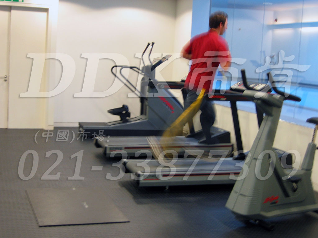 室內(nèi)健身房運(yùn)動(dòng)地面材料（15）_深灰色樣板圖片,帝肯(DDK)_2000_3020（健身房地面鋪裝材料）效果圖,健身房pvc塑膠地板,健身房地墊,健身房地板,健身房地板膠,健身房地毯,健身房地膠,健身房橡膠地板,健身房防震地墊,運(yùn)動(dòng)地墊,運(yùn)動(dòng)地板,運(yùn)動(dòng)地膠